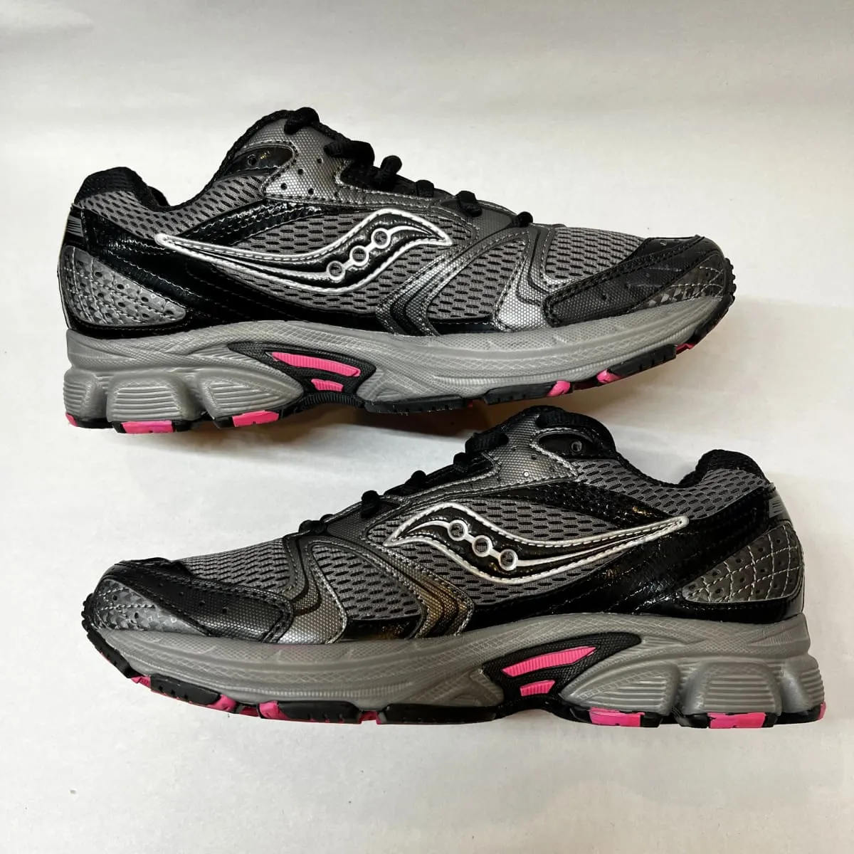 Women's Saucony Cohesion 5 Running Shoe  Black/Pink/Silver  Size 8.5M - Preowned